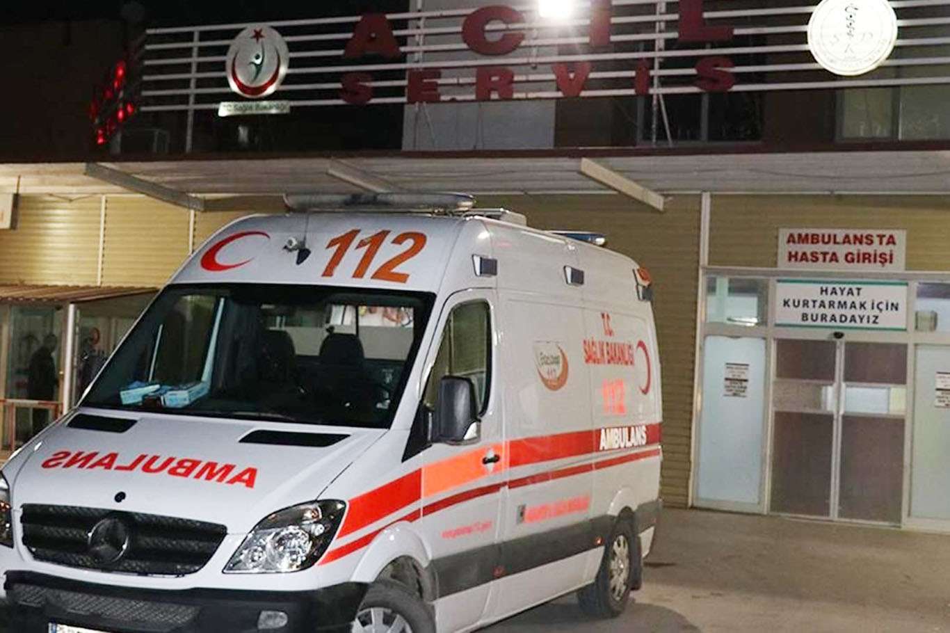 Otomobil minibüse çarptı: 6 yaralı Otomobil minibüse çarptı: 6 yaralı